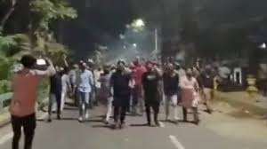 আওয়ামীলীগের মিছিল, পুলিশ কর্মকর্তাকে কুপিয়ে পালানোর অভিযোগ