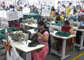 শুল্ক কমানোর দিনই ভারতের পোশাক বাজারে শেয়ার ধস