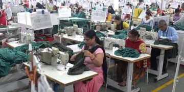 শুল্ক কমানোর দিনই ভারতের পোশাক বাজারে শেয়ার ধস