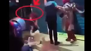 টি-শার্ট পরা সেই যুবকের পরিচয় জানা গেল