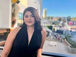 হিট অফিসার বুশরার স্বামীর সিসা লাউঞ্জে পুলিশের অভিযান