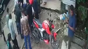 ফুটপাতে হাঁটছিলেন তরুণী, স্ল্যাবে পাদিতেই পড়ে গেলেন নালায়