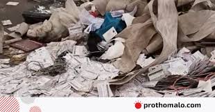 ফতুল্লায় ময়লার স্তূপ থেকে বস্তাভর্তি এনআইডিকার্ড ও নির্বাচনী সিল উদ্ধার