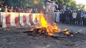 কবর থেকে লাশ তুলে আগুন