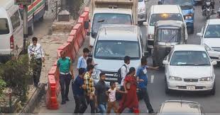 জীবন বাজি রেখে রাস্তা পার