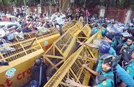 থালা-বাসন নিয়ে শিক্ষকদের ‘ভুখা মিছিল’