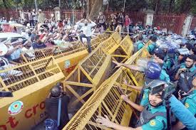 থালা-বাসন নিয়ে শিক্ষকদের ‘ভুখা মিছিল’