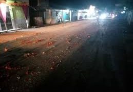 রাস্তায় ধান লাগাই দেমু