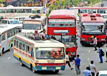 রাস্তার মাঝে বাস রেখে যাত্রী ওঠানামা নিষেধ করায় পুলিশের ওপর হামলা