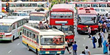 রাস্তার মাঝে বাস রেখে যাত্রী ওঠানামা নিষেধ করায় পুলিশের ওপর হামলা