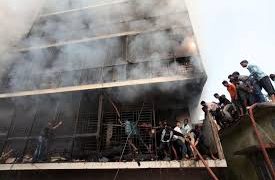 আগুনের ক্ষত নিয়ে দাঁড়িয়ে বিধ্বস্ত ভবনটি, বেকারের শঙ্কায় শত শত শ্রমিক