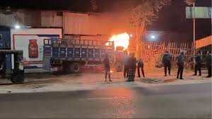 নিউ মার্কেট ও ধানমন্ডিতে বিস্ফোরণের শব্দ