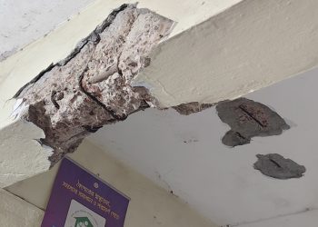 ঝুঁকিপূর্ণ ভবনে চলছে চিকিৎসা, আতঙ্কে রোগীরা