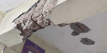 ঝুঁকিপূর্ণ ভবনে চলছে চিকিৎসা, আতঙ্কে রোগীরা