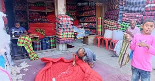 শরীয়তপুরে শীতের শুরুতেই লেপ–তোশকের দোকানে ভিড়