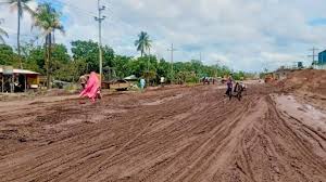 সোনাইমুড়ীতে সড়ক নির্মাণ কাজ বন্ধ করে দিয়েছে এলাকাবাসী