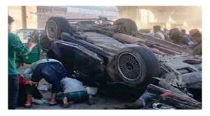 এক্সপ্রেসওয়ের রেলিং ভেঙে নিচে পড়লো প্রাইভেটকার