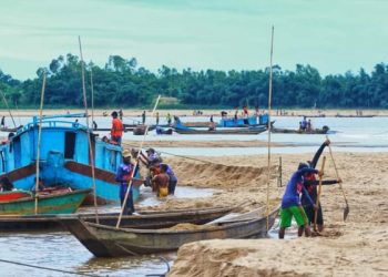 যাদুকাটার বালু নিয়ে ‘হরিলুট’