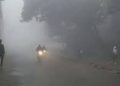 ঘন কুয়াশা ও তীব্র শীতে বিপর্যস্ত জনজীবন