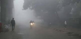ঘন কুয়াশা ও তীব্র শীতে বিপর্যস্ত জনজীবন