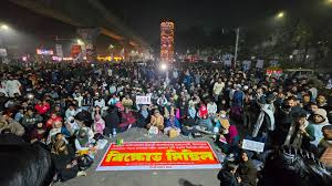 এখনো শাহবাগে ছাত্র-জনতা