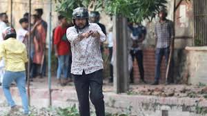 সন্ত্রাসীদের হাতে হাতে অস্ত্র