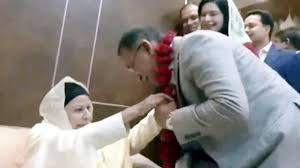 ফুলের মালা দিয়ে তারেক রহমানকে বরণ করলেন শাশুড়ি