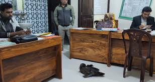 সেই হাঁস ফেরত দিলেন এনজিওর কর্মকর্তারা