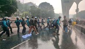 পুলিশ ও মোবাইল ফোন ব্যবসায়ীদের সংঘর্ষে রণক্ষেত্র