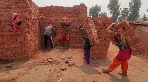 ১৩ দিন ধরে ইটভাটায় বন্দি নারীসহ ২১ শ্রমিক