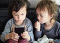 ১৩ বছরের আগে শিশুদের হাতে স্মার্টফোন, বাড়বে ঝুঁকি
