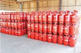 এলপিজি গ্যাস সরকারি দামে মিলছে না