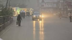 কুয়াশার চাদরে রাজধানী, হেডলাইট জ্বালিয়ে চলছে গাড়ি