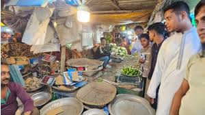 চাঁদা তুলতে আসলে খুঁটির সঙ্গে বেঁধে রাখবেন