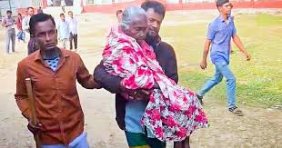 দুই নাতির কাঁধে চড়ে এসে ভোট দিয়েছেন ১২০ বছর বয়সী তৈয়বজান