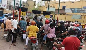 তেল সংকটের গুজবে পেট্রলপাম্পে ভিড়