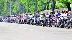 তেলের লাইন আরও দীর্ঘ গরমে ভোগান্তি বেড়েছে