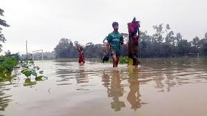 যমুনার বাঁধে ধস বাড়ছে পানি, বন্দি মানুষ