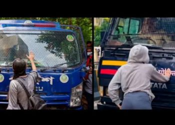 আন্দোলনে প্রিজন ভ্যানের সামনে দাঁড়িয়ে আলোচনায়