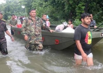 চট্টগ্রামে সেনাবাহিনীর উদ্ধার ও ত্রাণ সহায়তা