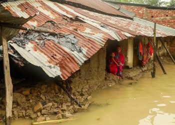 ভেসে উঠছে ক্ষত কমছে পানি