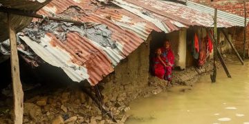 ভেসে উঠছে ক্ষত কমছে পানি