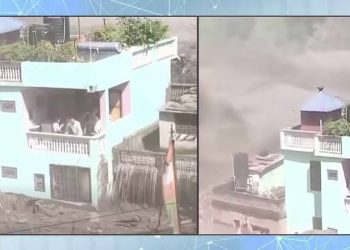 বাড়ির বারান্দায় আটকা পড়া ব্যক্তিরা উদ্ধার
