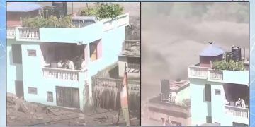 বাড়ির বারান্দায় আটকা পড়া ব্যক্তিরা উদ্ধার