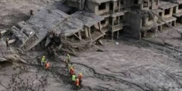 প্রধান শিক্ষকের দূরদর্শিতায় রক্ষা পেল ১৬৪৩ শিক্ষার্থীর প্রাণ