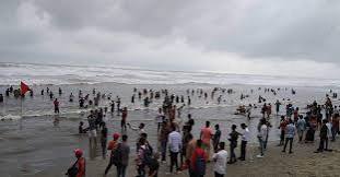 সমুদ্রসৈকতে পর্যটকের ঢল