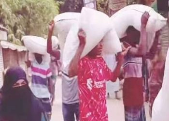 রৌমারীতে ডিলারের গুদাম ভেঙে সার নিয়ে গেলেন কৃষকরা