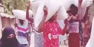 রৌমারীতে ডিলারের গুদাম ভেঙে সার নিয়ে গেলেন কৃষকরা