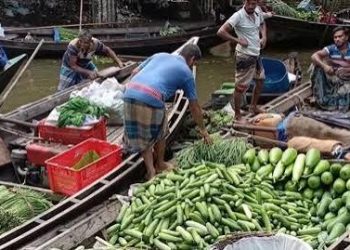 নৌকায় শতবর্ষী সবজির হাট