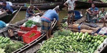 নৌকায় শতবর্ষী সবজির হাট